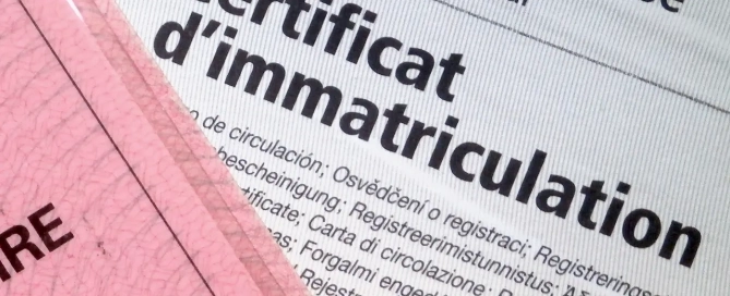 Carte grise en fond avec permis posé dessus