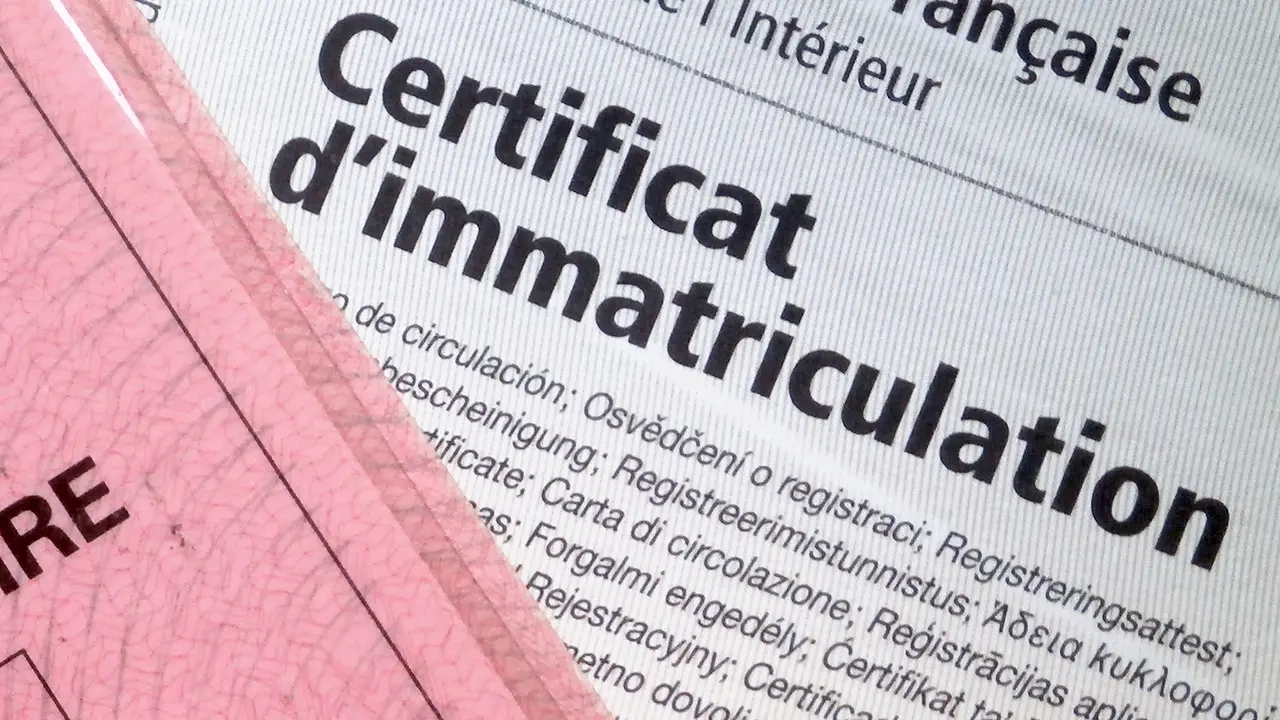 Carte grise en fond avec permis posé dessus